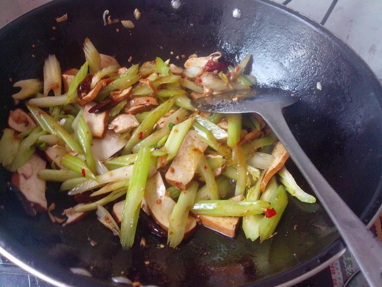 豆干炒芹菜步骤11