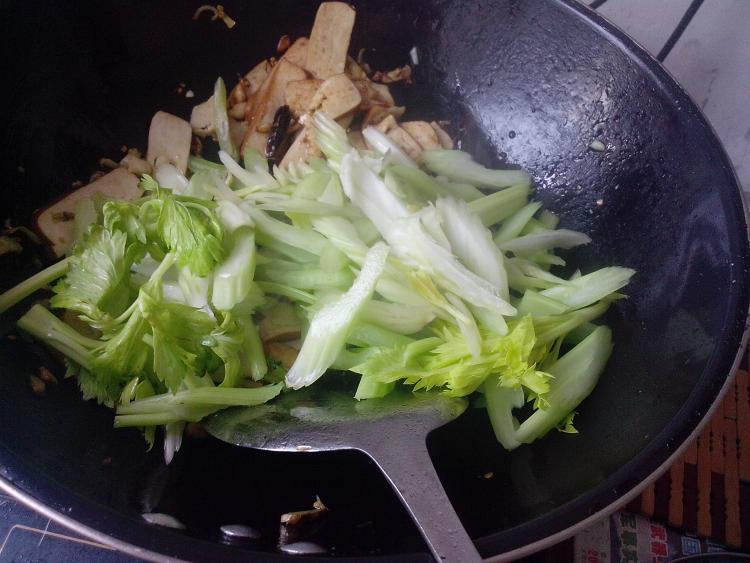 豆干炒芹菜步骤9