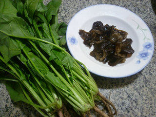 黑木耳拌菠菜步骤1