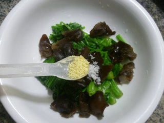 黑木耳拌菠菜步骤9