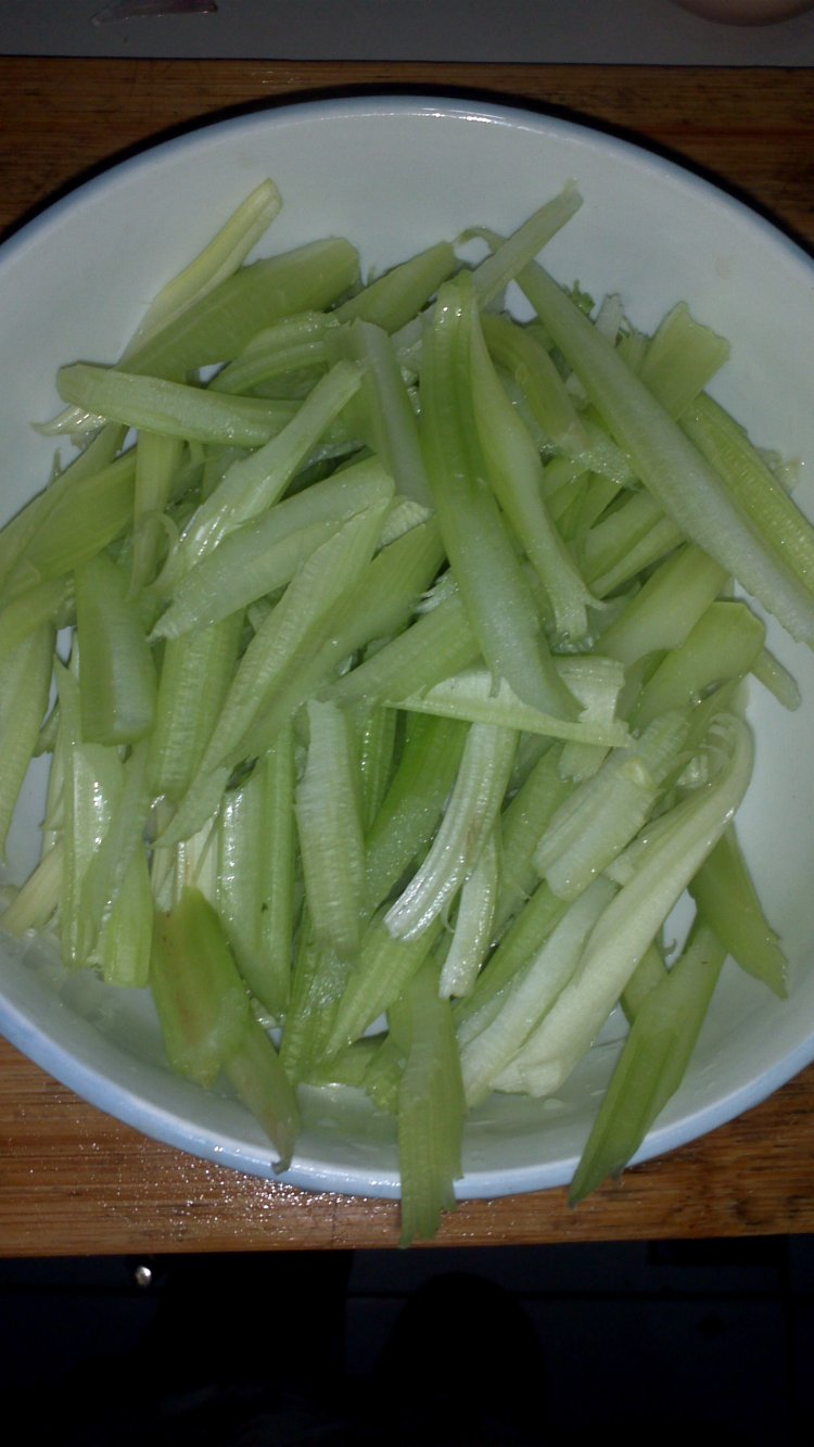 炝炒芹菜步骤1