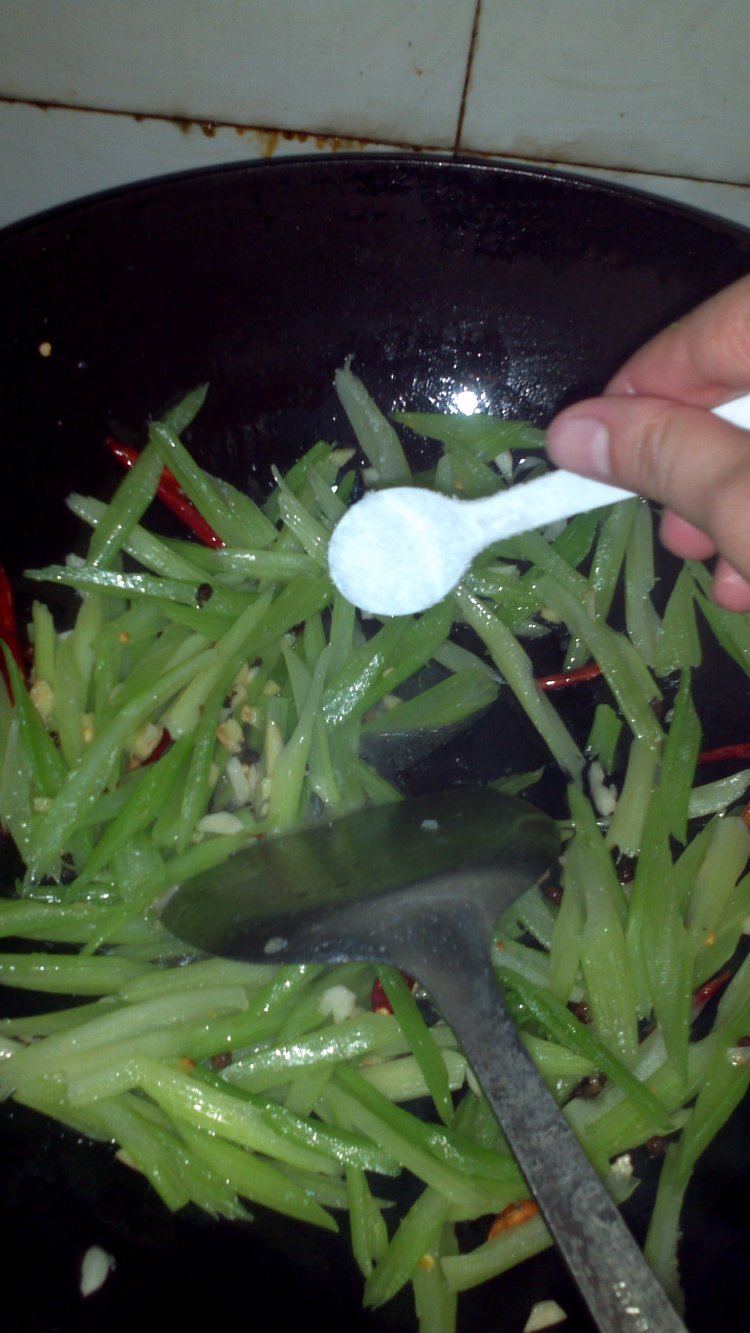 炝炒芹菜步骤6