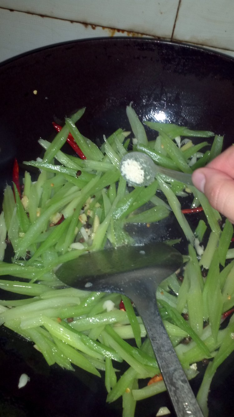 炝炒芹菜步骤7