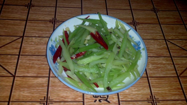 炝炒芹菜步骤8