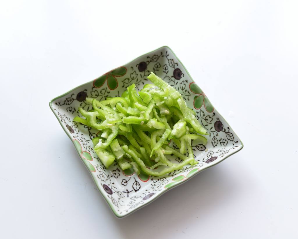 花生拌芹菜叶步骤2