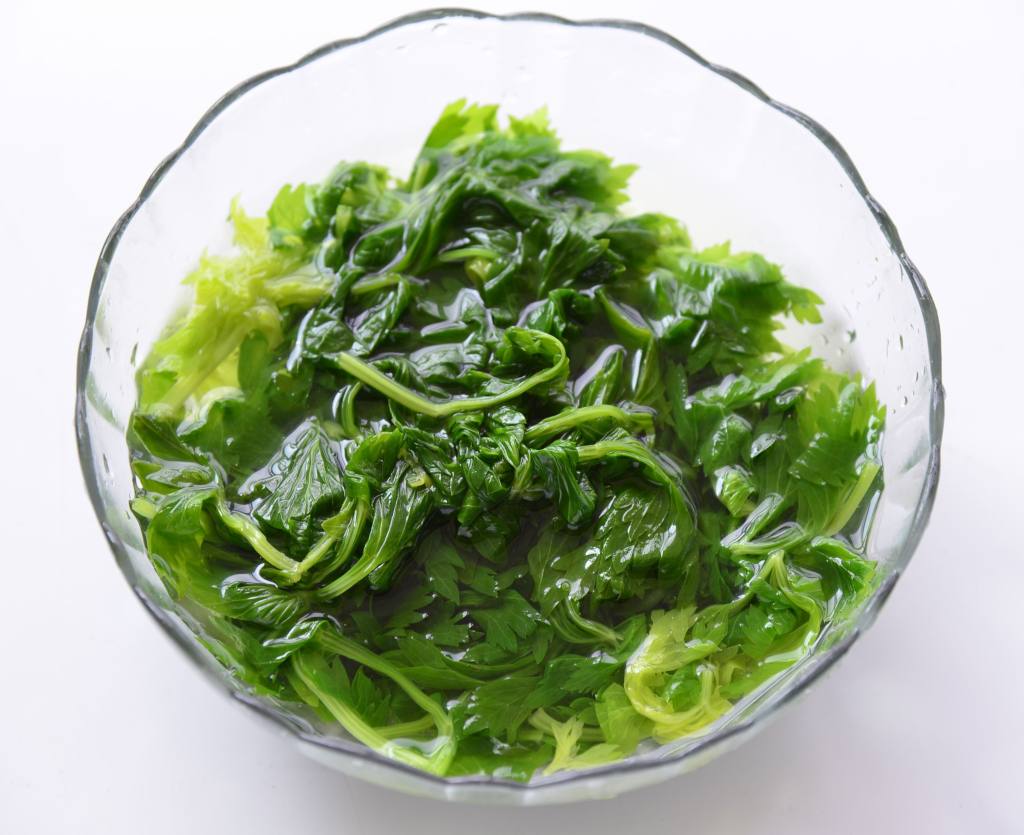 花生拌芹菜叶步骤4