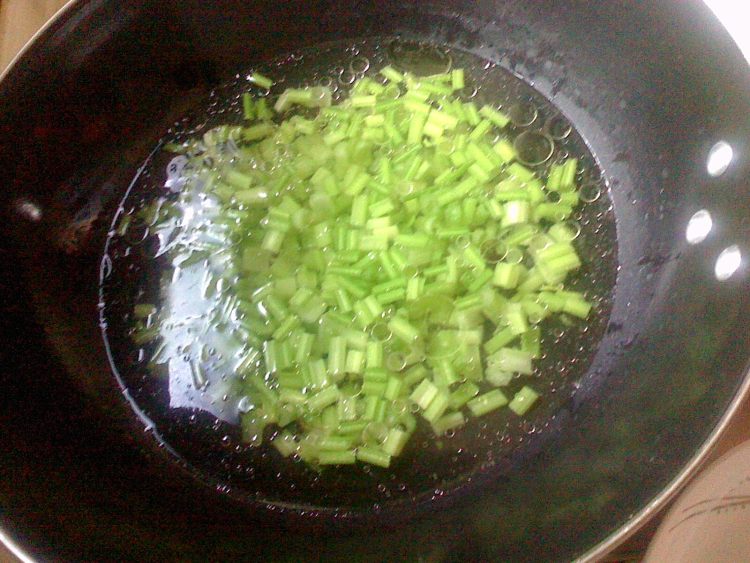香干芹菜丁步骤3