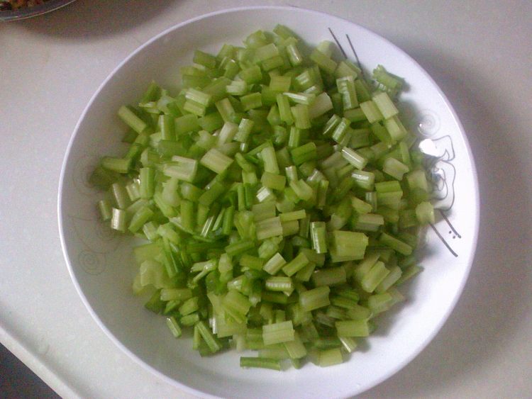 香干芹菜丁步骤2