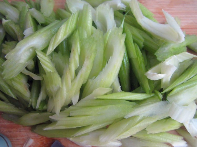 肉丝香芹步骤1