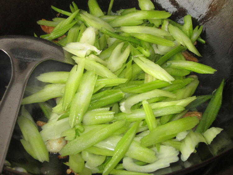 肉丝香芹步骤7