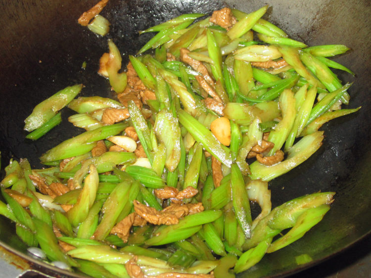 肉丝香芹步骤9