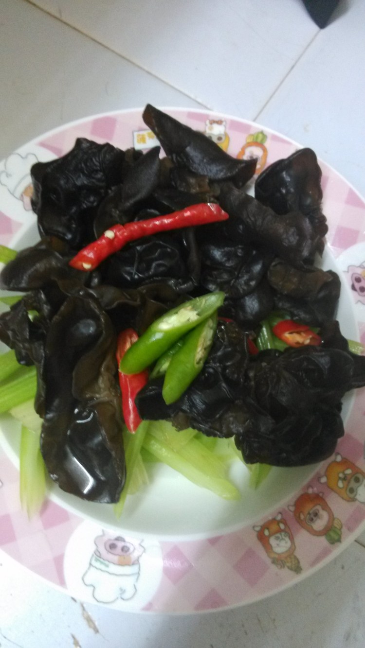 西芹拌木耳步骤6