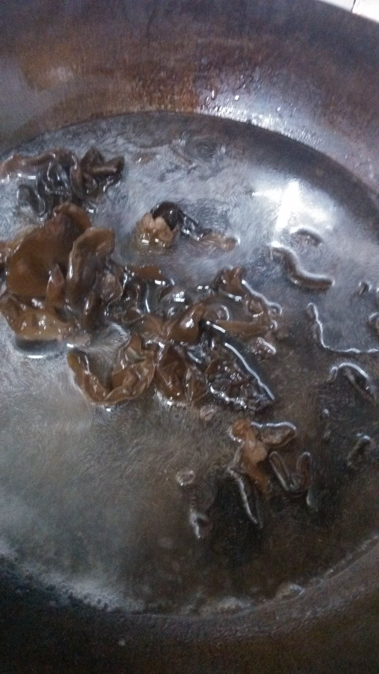 西芹拌木耳步骤5