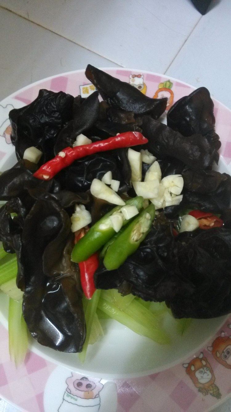 西芹拌木耳步骤7