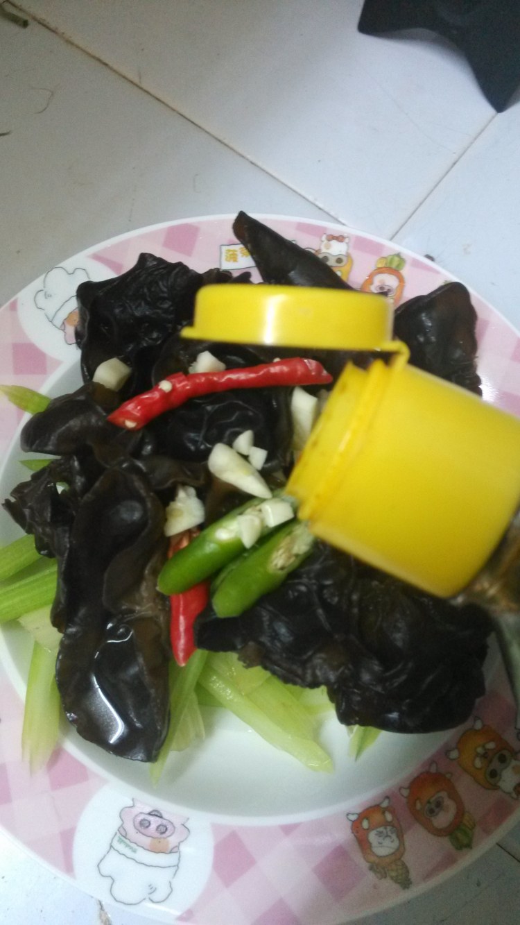西芹拌木耳步骤8