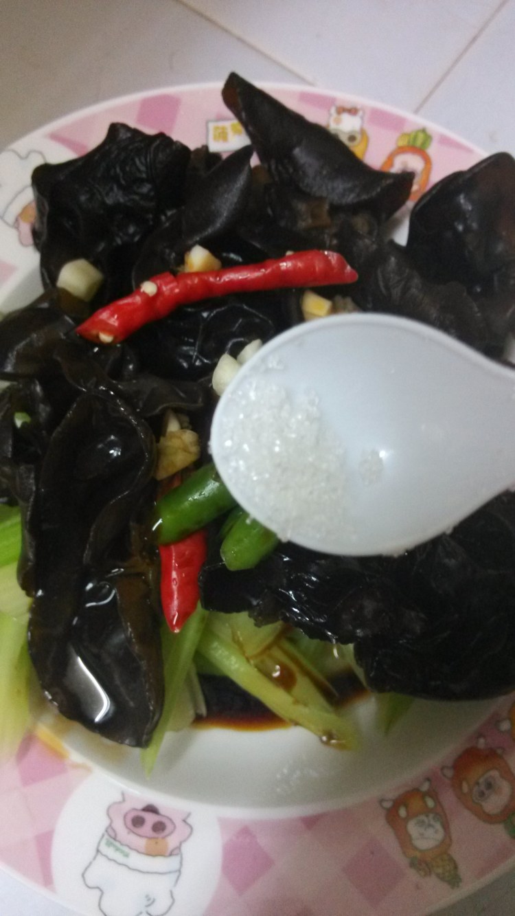 西芹拌木耳步骤10