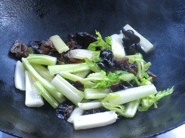 黑木耳炒西芹步骤5