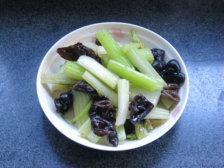 黑木耳炒西芹步骤6