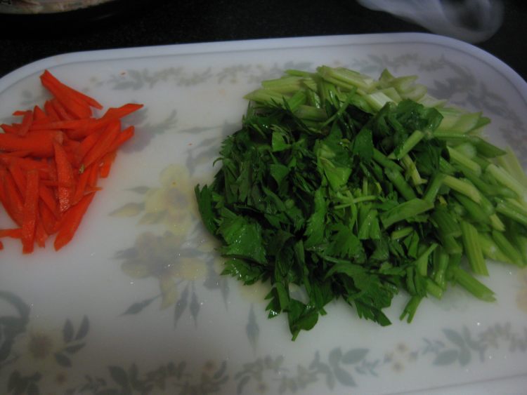 素炒芹菜胡萝卜步骤1