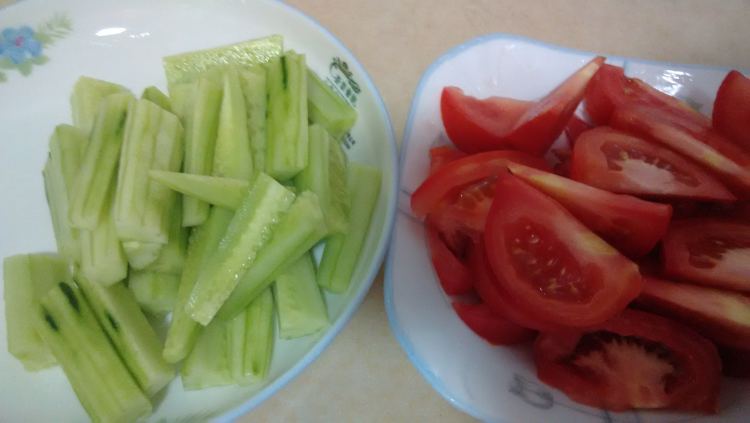 黄瓜炒蕃茄步骤2