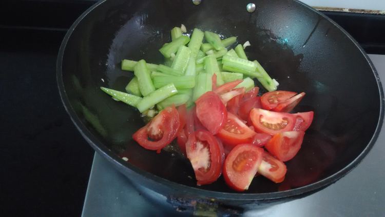 黄瓜炒蕃茄步骤5