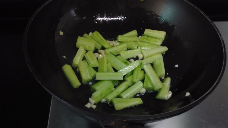 黄瓜炒蕃茄步骤4