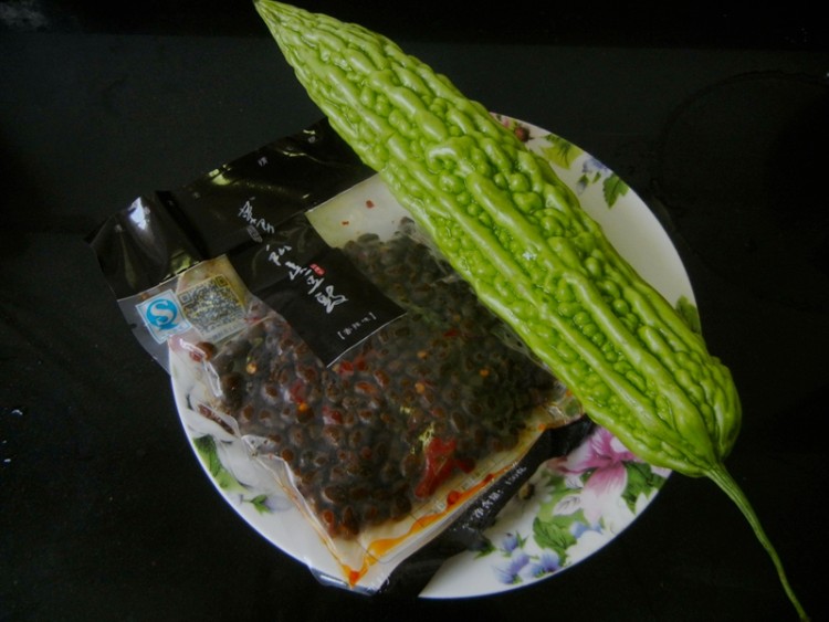 豆豉拌苦瓜步骤1