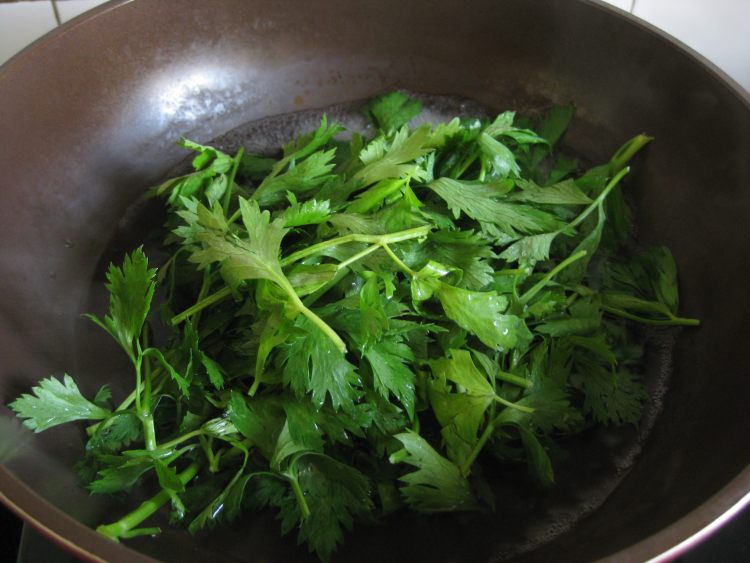 凉拌栗蘑芹菜叶步骤4