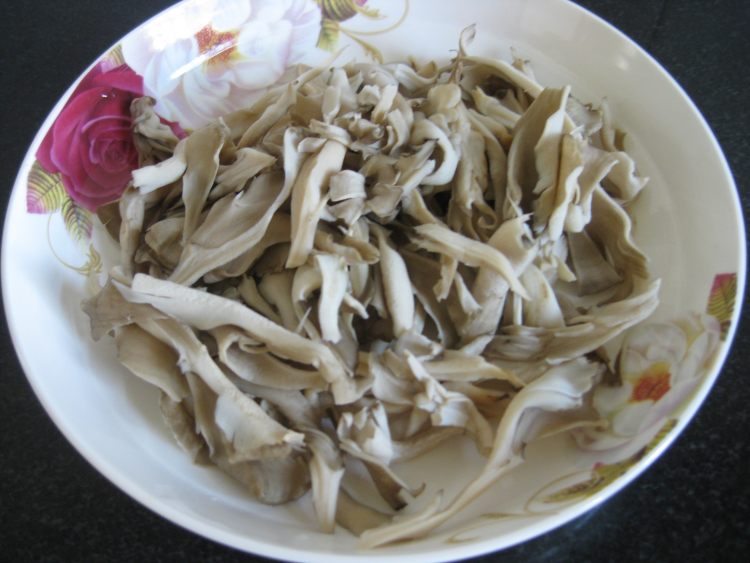 凉拌栗蘑芹菜叶步骤3