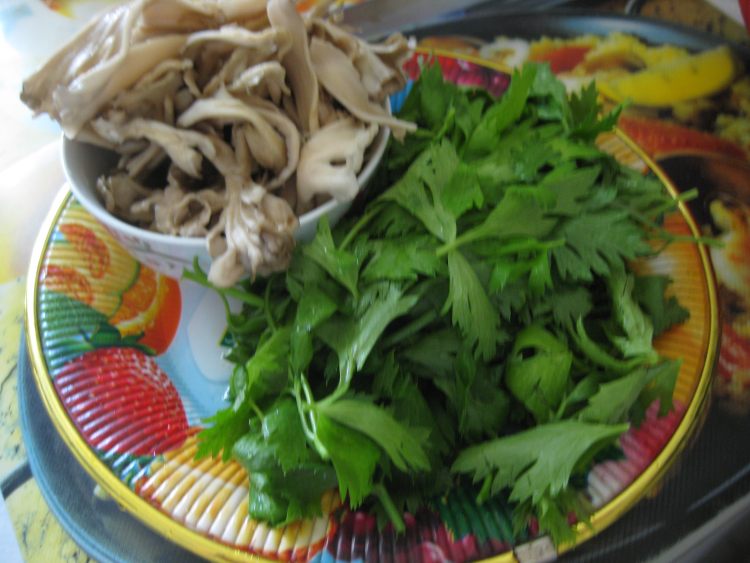 凉拌栗蘑芹菜叶步骤1