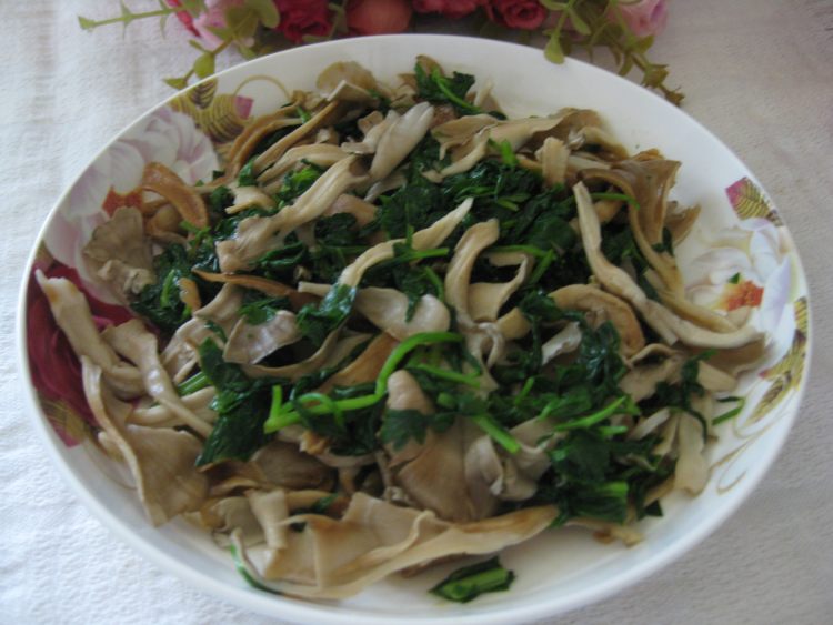 凉拌栗蘑芹菜叶步骤8