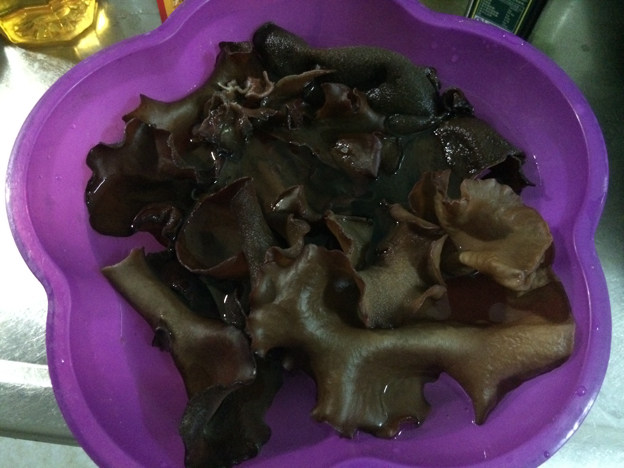 凉拌木耳蘸芥末步骤1