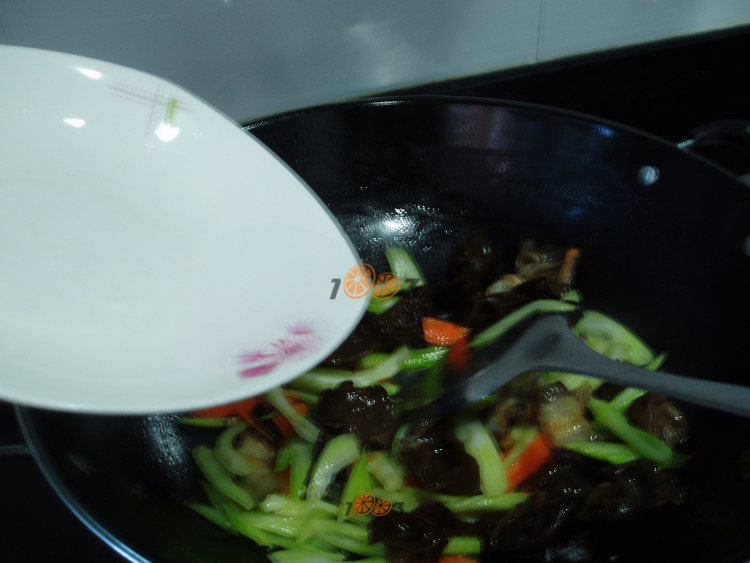 西芹木耳烩步骤7