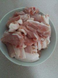 芹菜炒五花肉步骤1