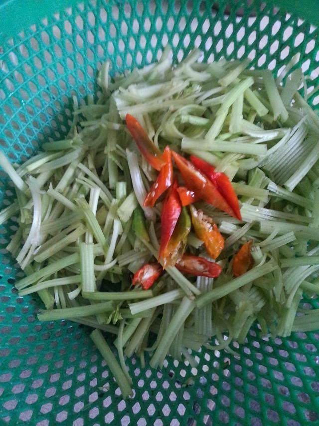 芹菜炒五花肉步骤2