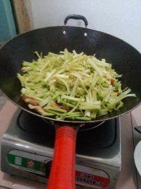 芹菜炒五花肉步骤6