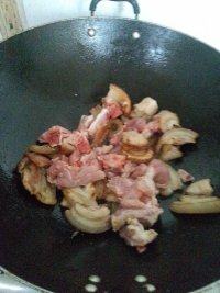芹菜炒五花肉步骤5