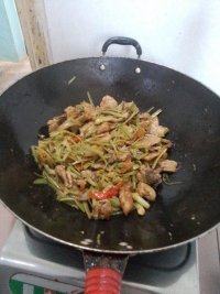 芹菜炒五花肉步骤10
