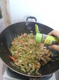 芹菜炒五花肉步骤9