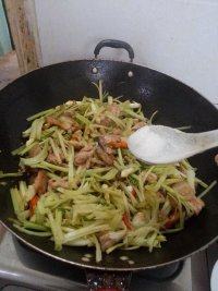 芹菜炒五花肉步骤7