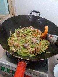 芹菜炒五花肉步骤8