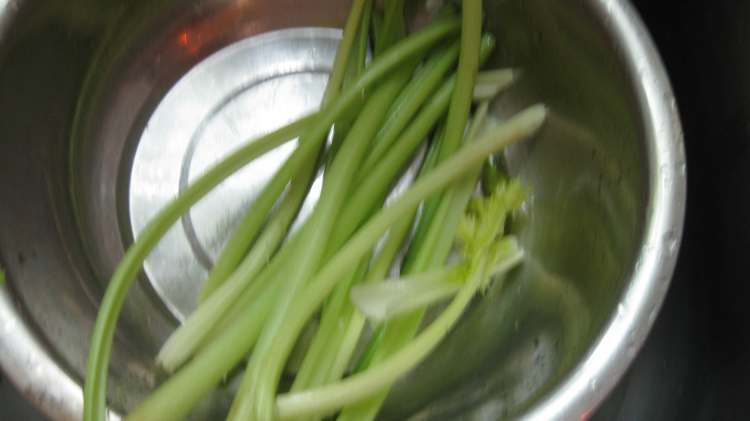 西芹炒香干步骤1