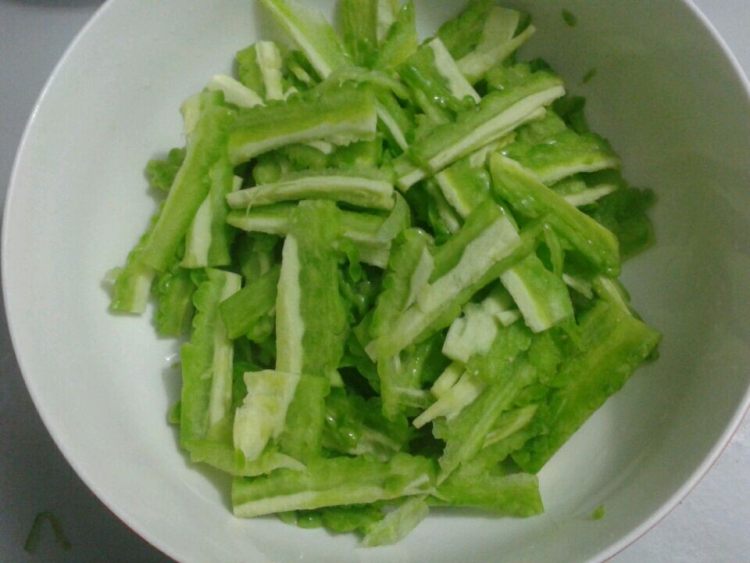清拌生苦瓜步骤2