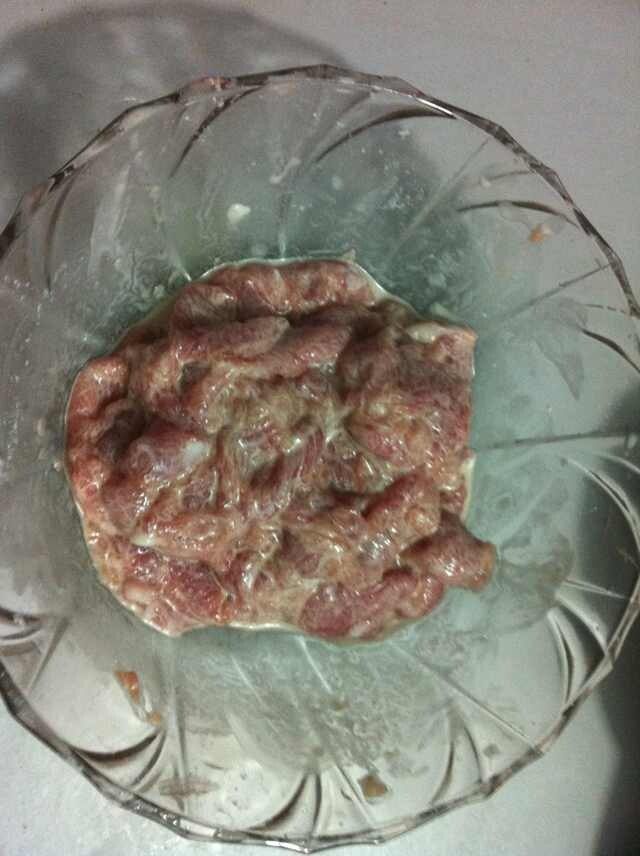苦瓜炒肉片步骤2