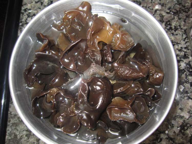 凉拌芦笋木耳步骤1