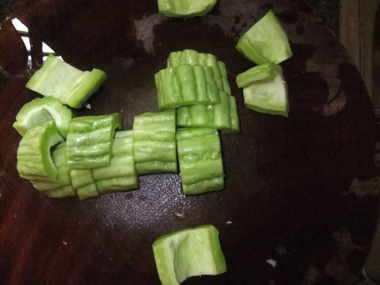 凉瓜黄豆扇骨汤步骤4
