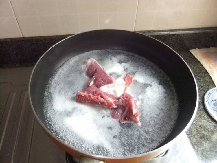凉瓜黄豆扇骨汤步骤2