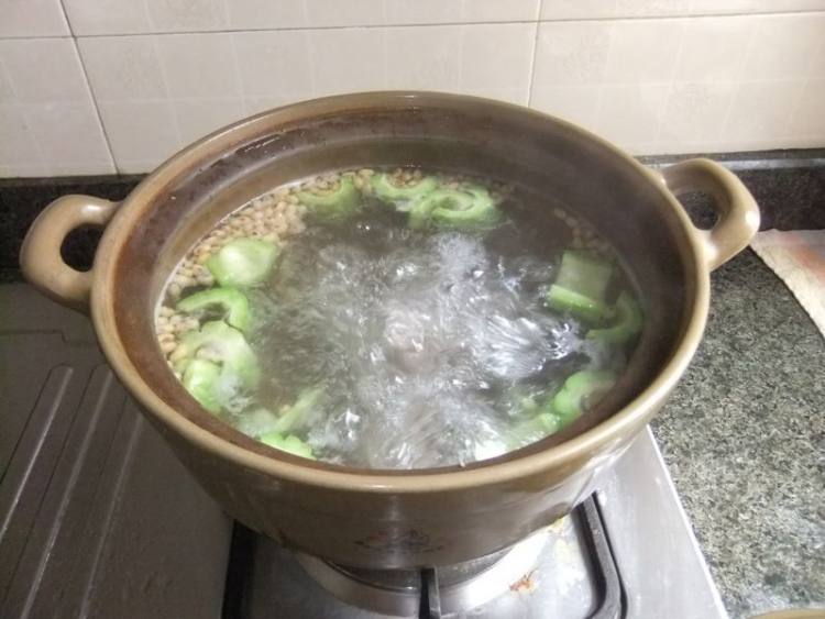 凉瓜黄豆扇骨汤步骤6