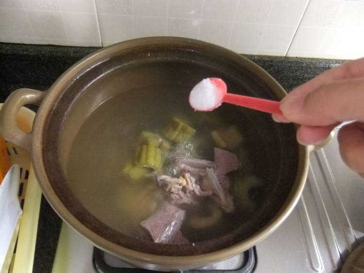 凉瓜黄豆扇骨汤步骤8