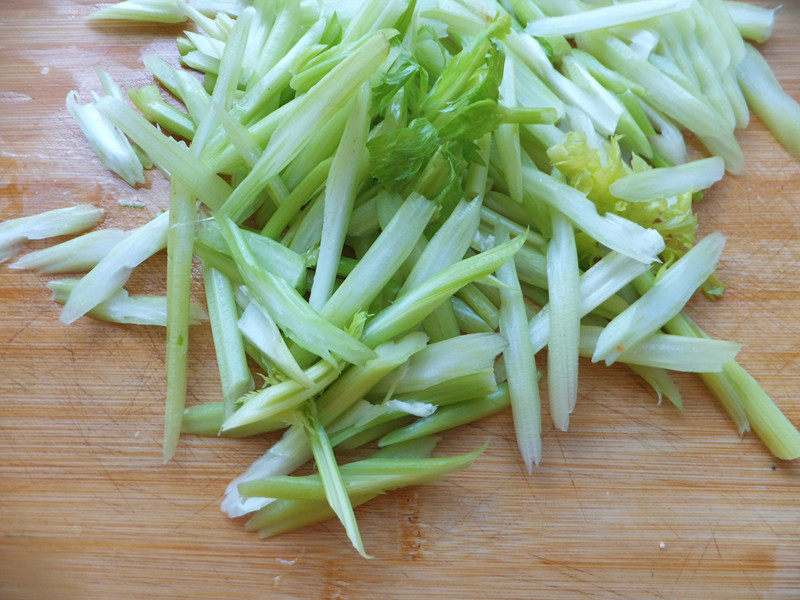 芹菜炒豆腐皮步骤2